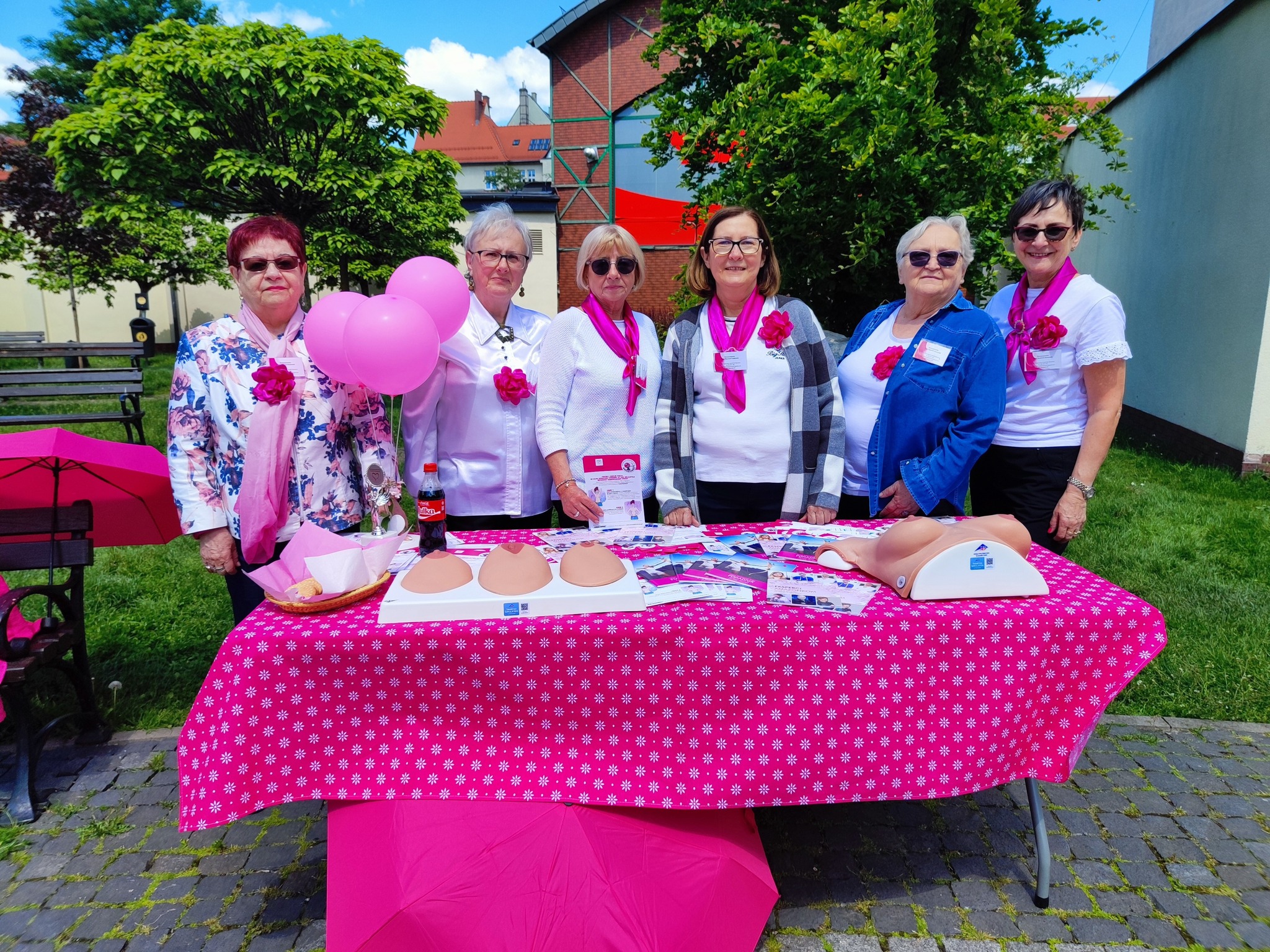 Na zdjęciu widoczna jest grupa kobiet